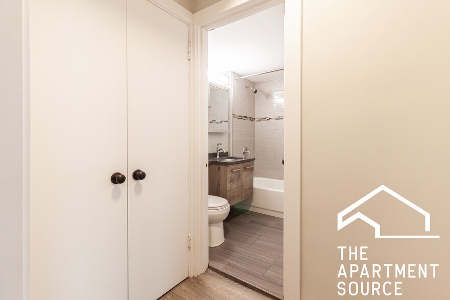 Building Photo - 445 W Wellington Ave