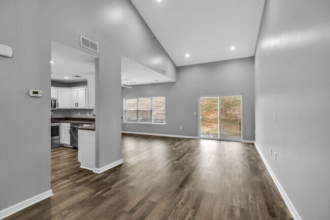 Building Photo - Move-in Ready Townhome in heart of Spring Hill