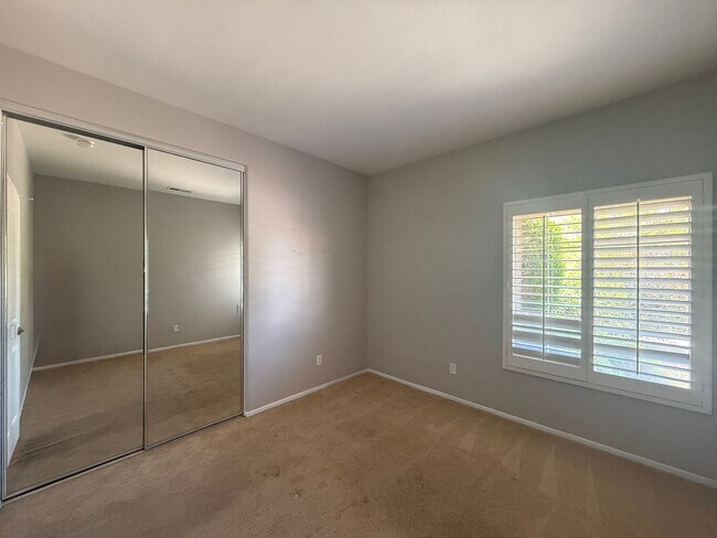 Building Photo - Quartz Hill 4 Bedroom 2 Bath!