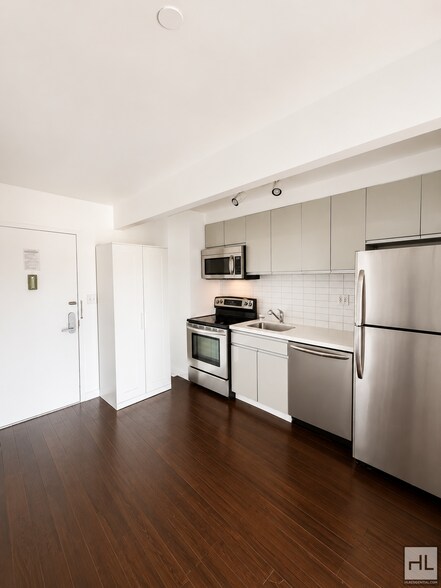 Building Photo - Bushwick 2-Bed 1-Bath / Outdoor Space