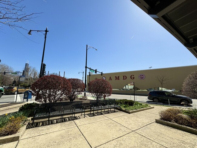 Building Photo - 1075 W Roosevelt Rd