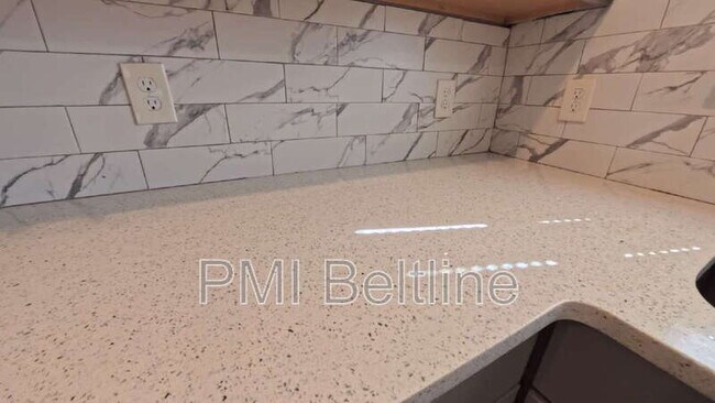 Building Photo - 1408 Lyle Ave