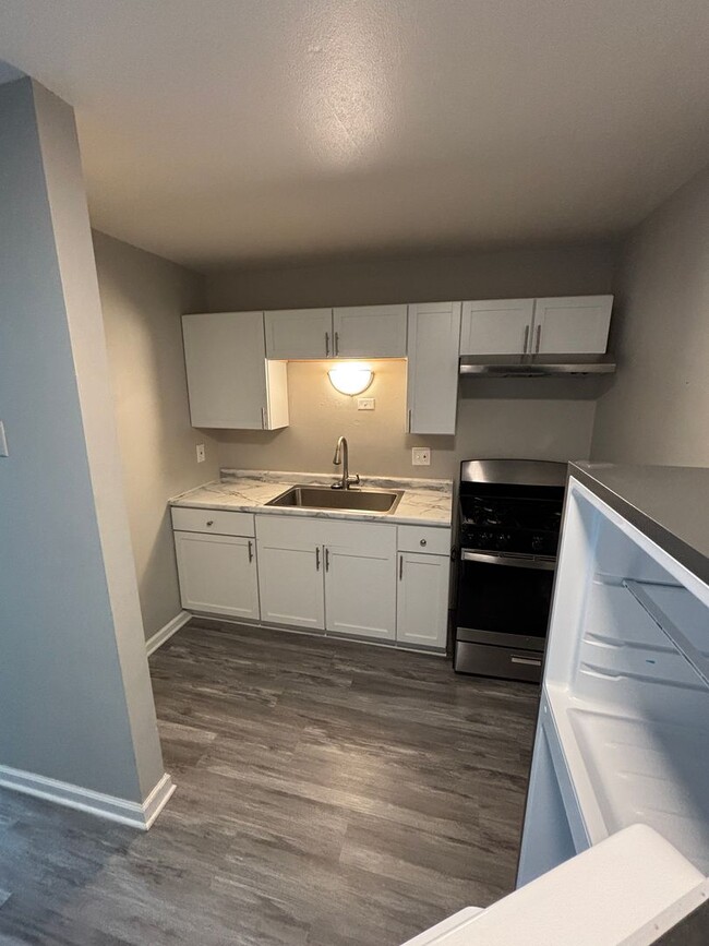 Building Photo - One bedroom/one bath apartment in Brown Deer