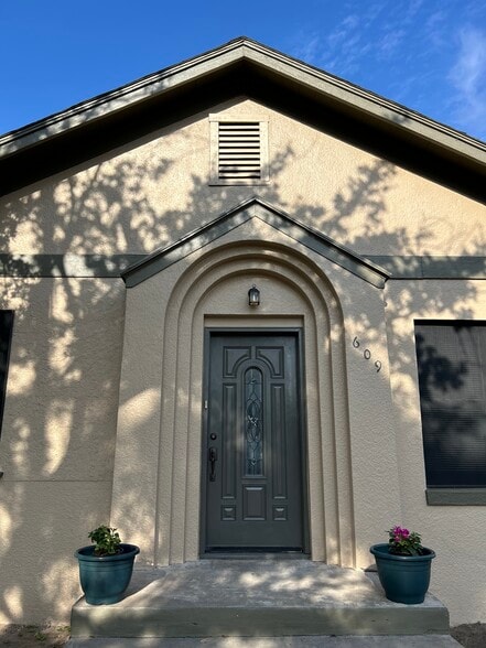 Building Photo - 609 N 15th St