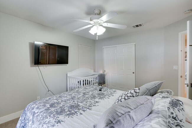 Building Photo - Cozy 3-Bed Home with Pool & Fireplace in P...