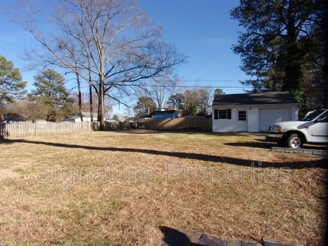 Building Photo - 8329 Meadowbridge Rd