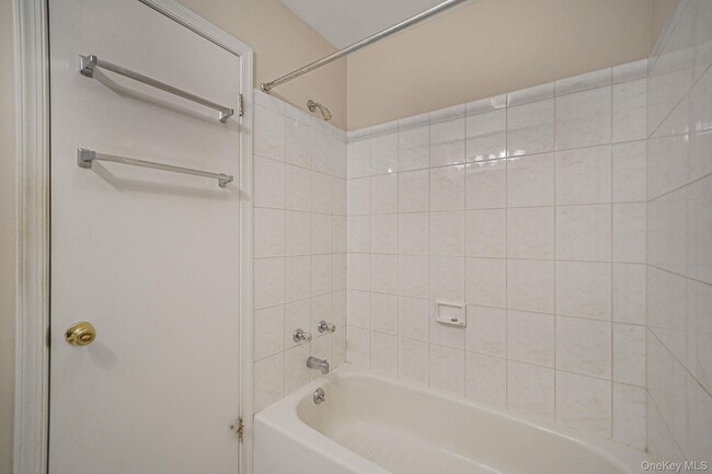 Building Photo - 18 Summerfield Cir