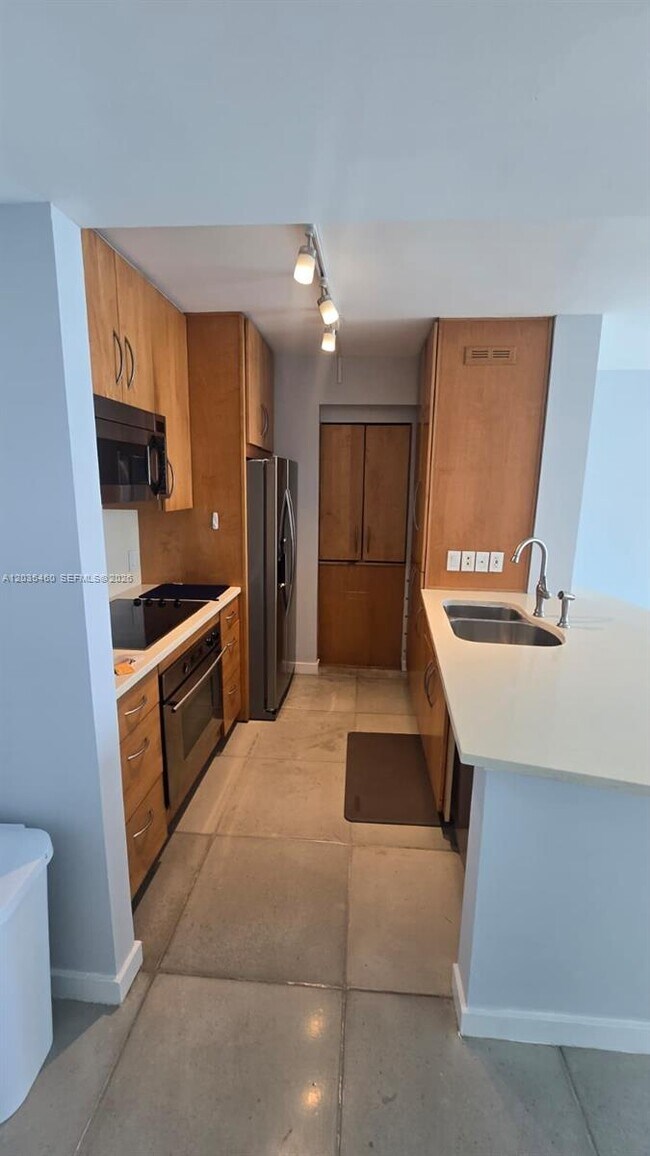 Building Photo - 1155 Brickell Bay Dr