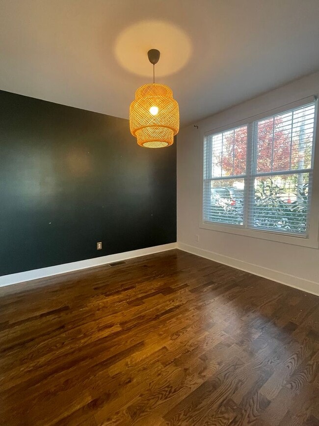 Building Photo - 561A Veritas St