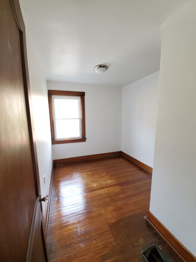 Building Photo - 3 Bedroom Section 8 approved! ASAP move in!