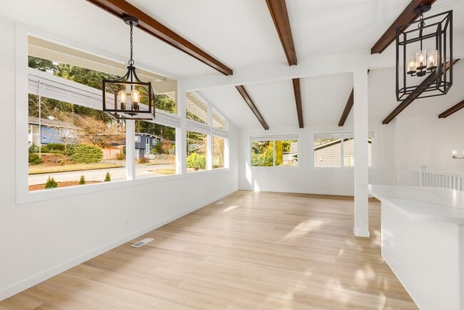 Building Photo - Gorgeous Fully Renovated 5 Bedroom Redmond/Bellevue/Kirkland Border