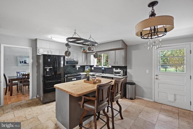 Building Photo - 5400 Woodlyn Ct