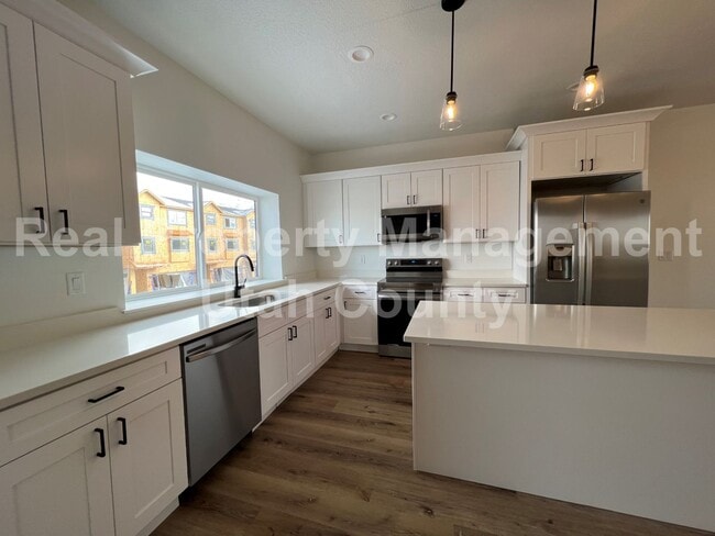 Building Photo - Big Townhome in American Fork