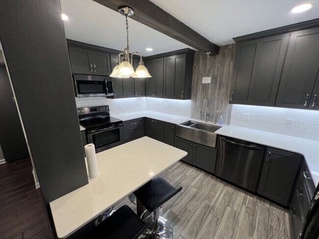 Building Photo - Fully Renovated 3 Bedroom Apartment in Pri...