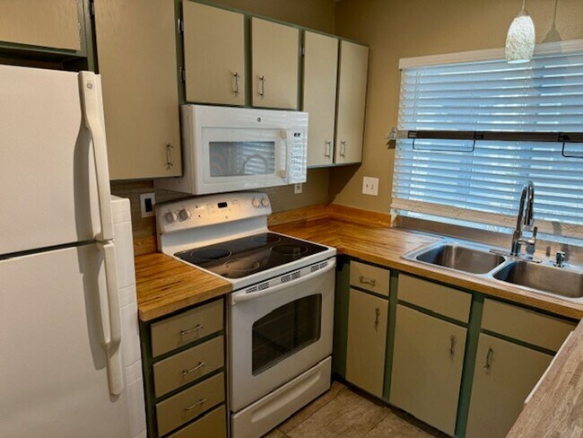 Building Photo - 7978 Chase Cir