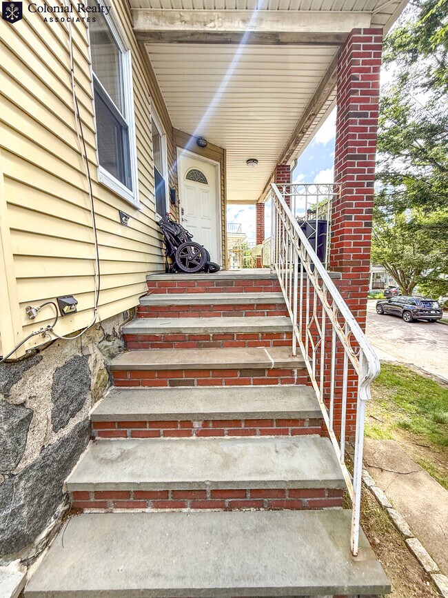 Building Photo - 81 Putnam St