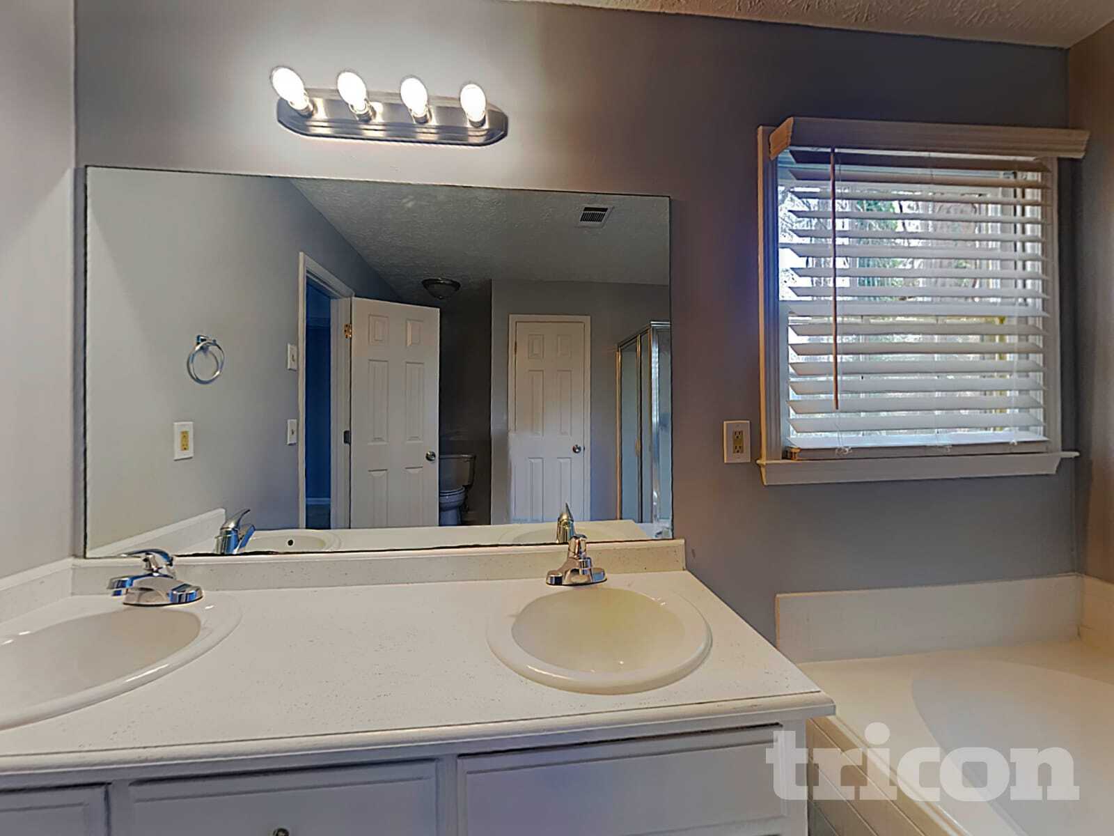 Building Photo - 2651 Laurel Woods Ln SE