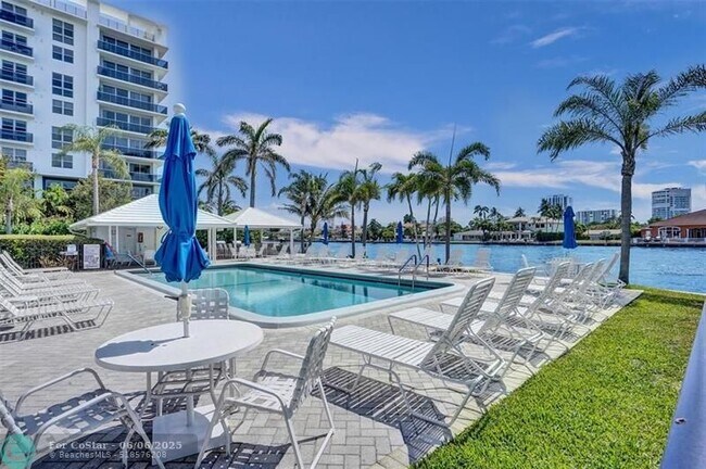 Building Photo - 6211 Bay Club Dr