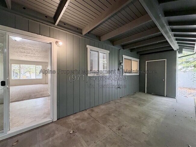 Building Photo - 925 NW Joy Ave