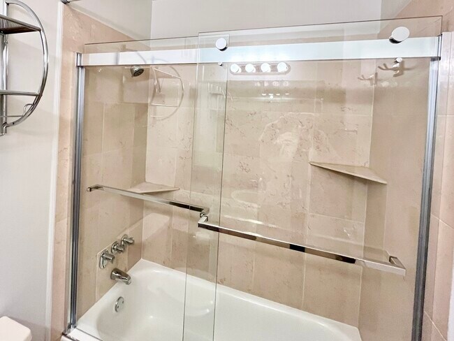 Building Photo - 100 E Walton Pl