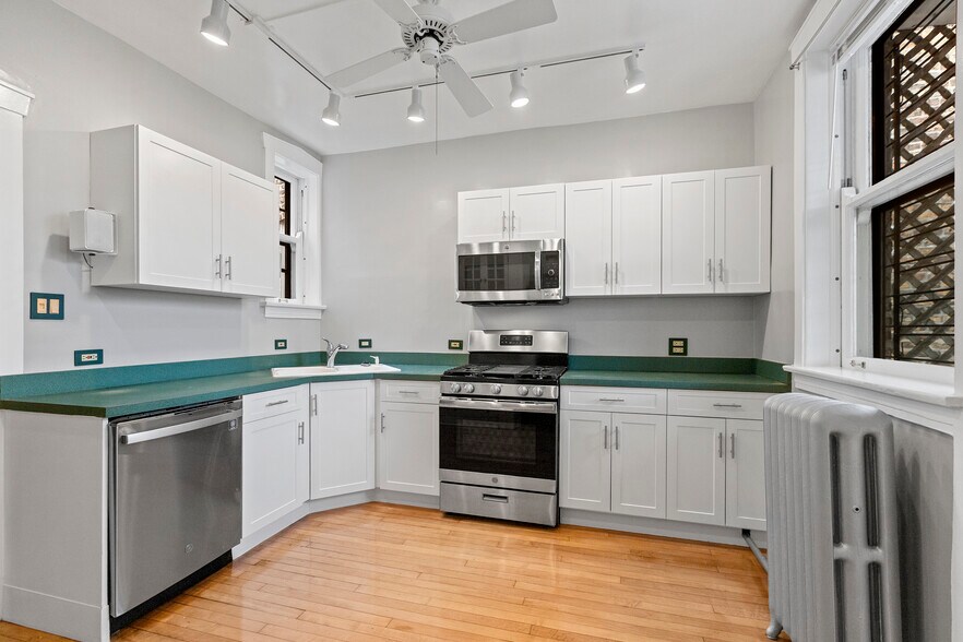 Building Photo - 6645 N Greenview Ave