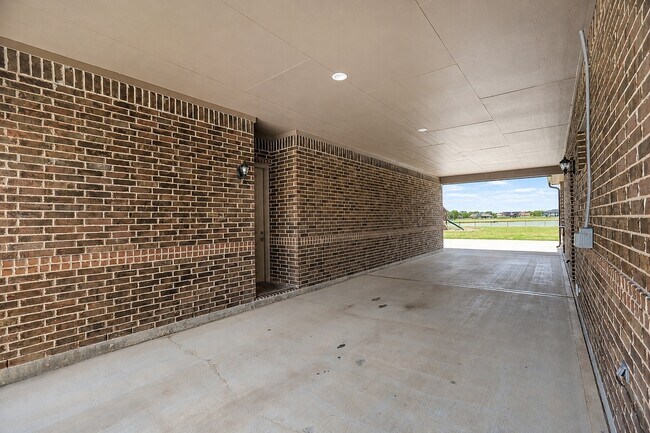 Building Photo - 527 Lily Ln