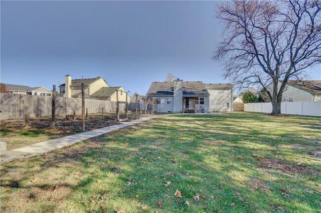 Building Photo - 624 Willow Bend Dr