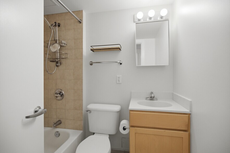 Bath - 800 4th St SW