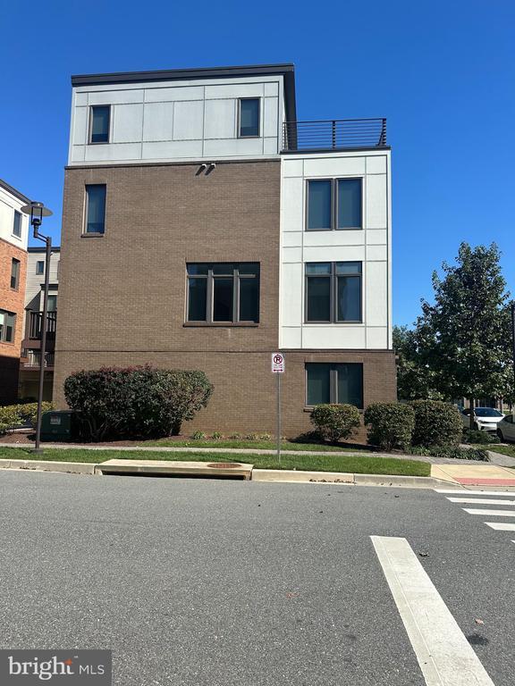 Building Photo - 8051 Tribeca St