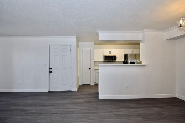 Building Photo - Move-In Ready Upgraded 1 Bed • 1 Bath Cond...