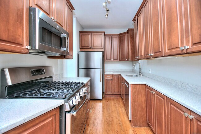 Building Photo - 300 Soundview Ave