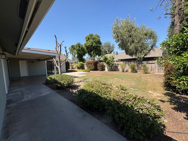 Building Photo - SW Visalia Home Available Now!!