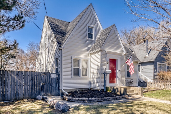 Building Photo - 626 N Hough St