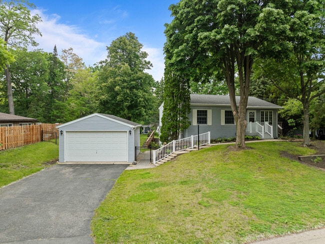 Building Photo - 438 Sylvan Dr