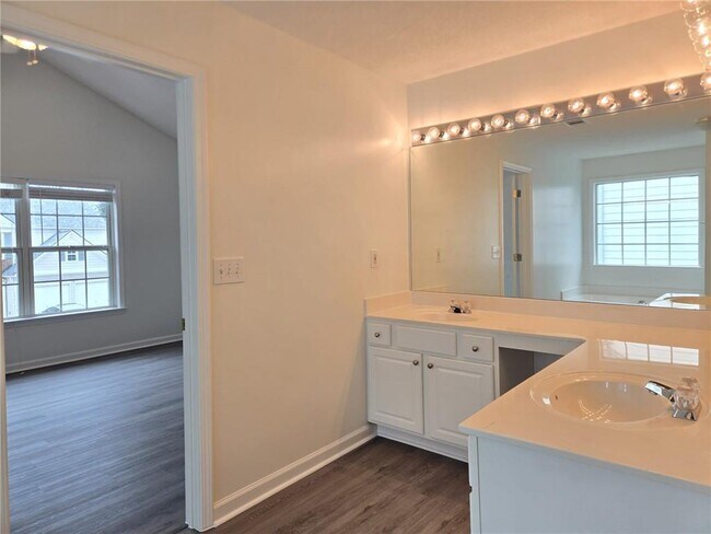 Building Photo - 4010 Ridgefair Dr