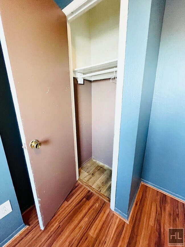 Building Photo - Your Charming & Spacious 3 Bed Apartment! ...