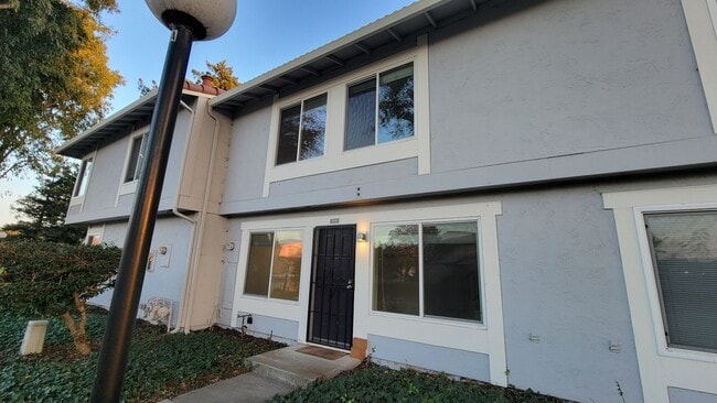 Building Photo - 4902 Lowry Rd