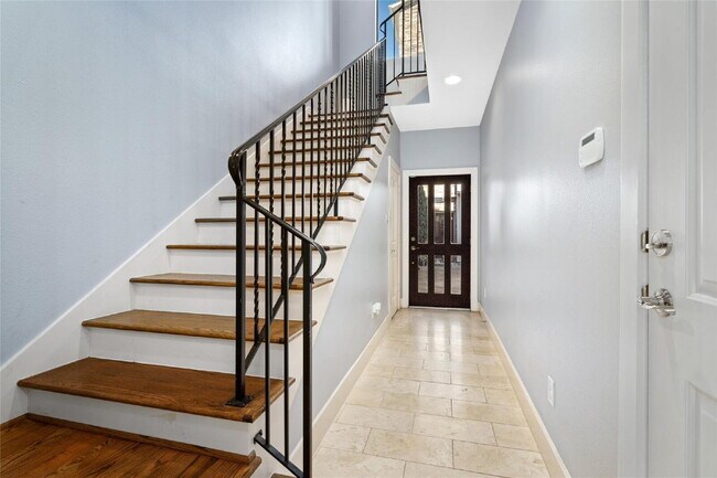 Building Photo - 3 Bed Single Family Home for Rent in EaDo Houston TX 77003 with Attached 2-Car Garage