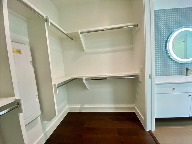 Building Photo - 1905 Riverview St