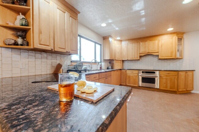 Building Photo - Private Room with Private Bath in Spacious...