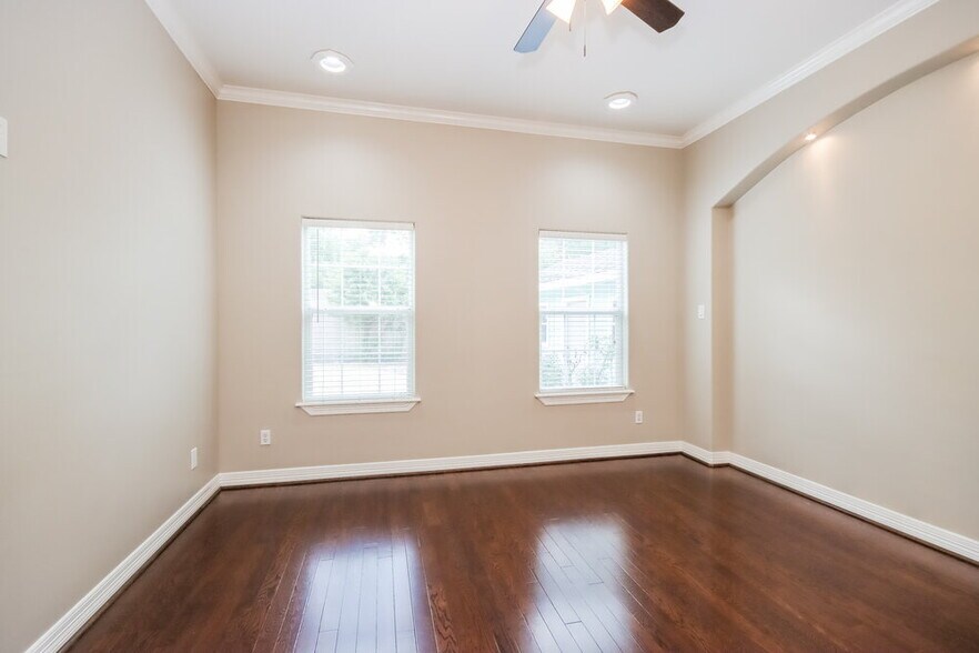 Building Photo - 409 Robinwood Dr