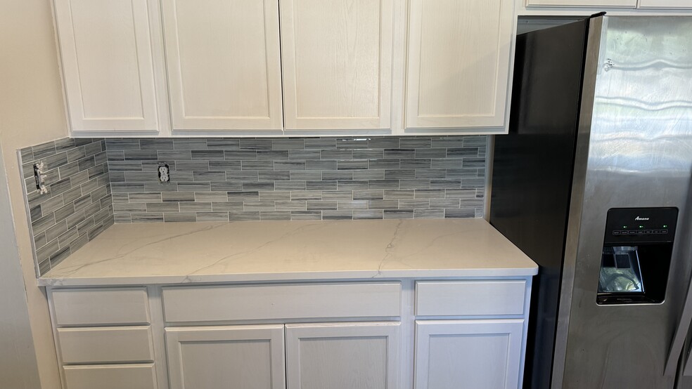 Building Photo - 8114 Meadowglen Dr