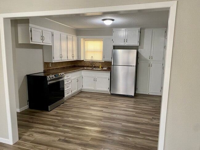 Building Photo - 3/1/1 Ready April 1