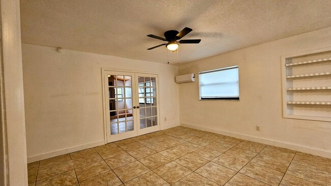 Building Photo - 1150 Bayshore Dr