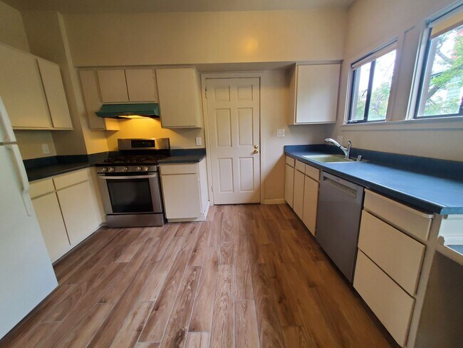 Building Photo - Top Floor Rockridge Two Bedroom Condo with...