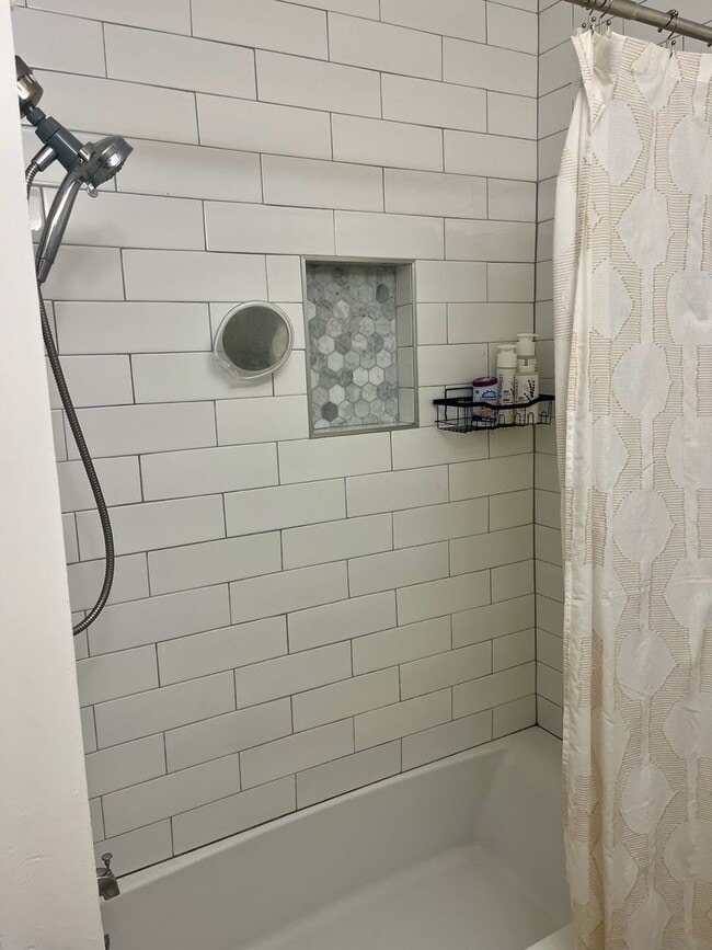 Building Photo - 3/2 Duplex Conveniently Situated in an Established Neighborhood!