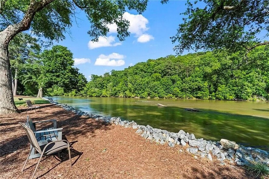 Building Photo - 1028 Riverbend Club Dr SE