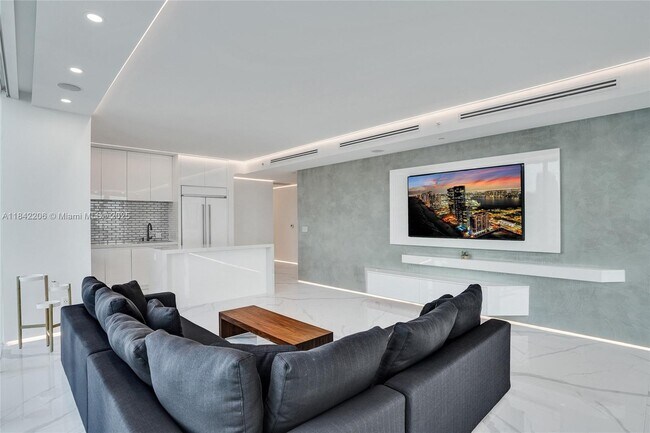 Building Photo - 2020 N Bayshore Dr