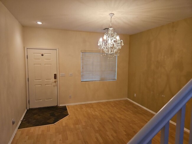 Building Photo - Beautiful 2 bedroom 2.5 bath !