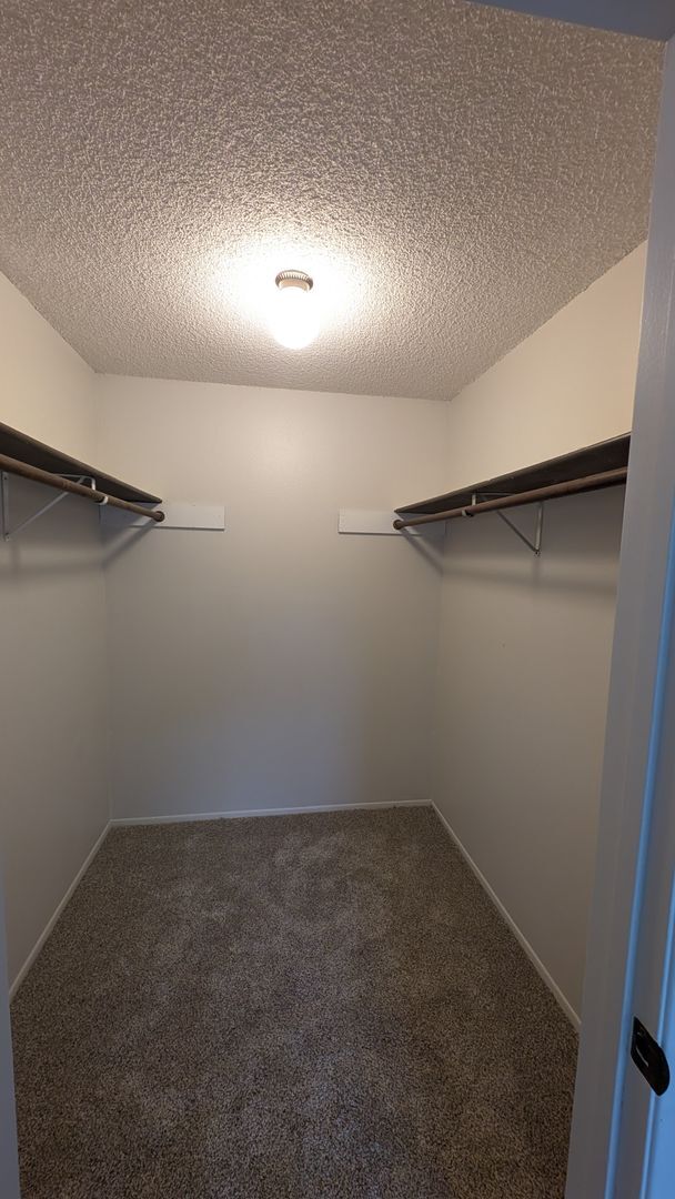 Building Photo - Everett 2 Bedroom Updated Townhome in Smal...